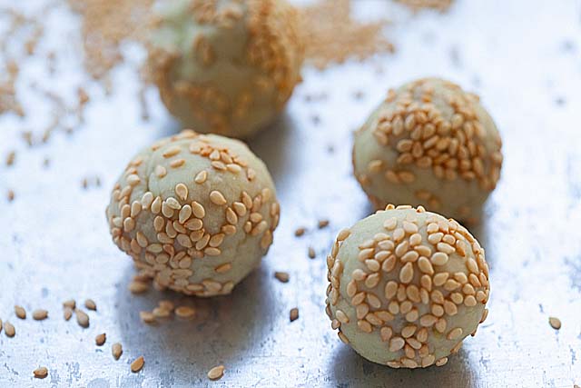 Coat the sweet potato balls with sesame seeds.