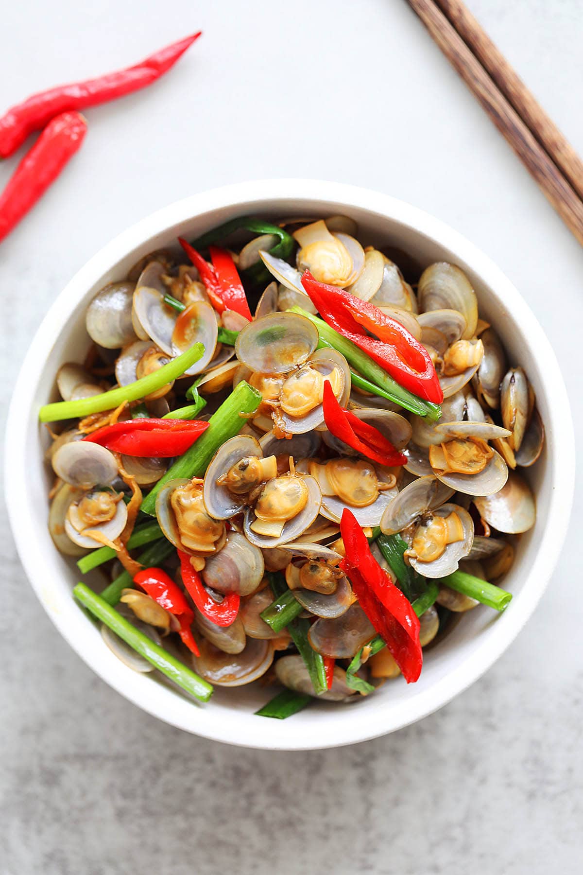 Lala recipe with fresh lala clams, red chilies, scallions and soy sauce. 