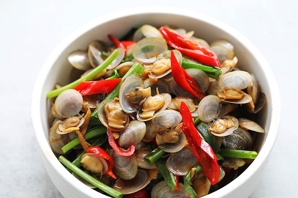 Stir fried lala clams recipe with lala, red chili, ginger and soy sauce. 