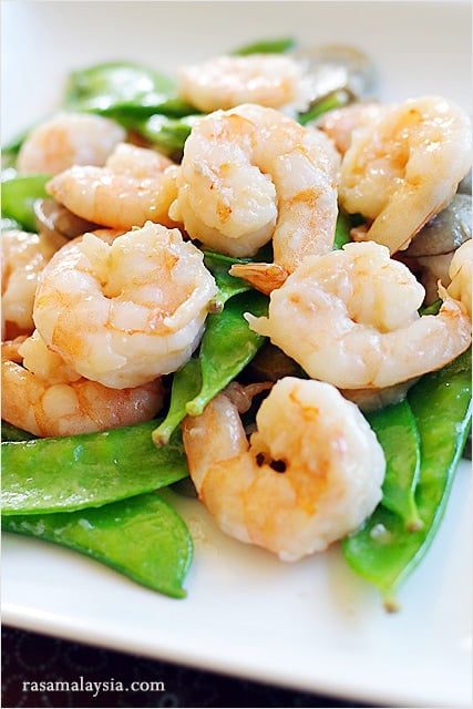 Quick and easy Chinese stir fry prawns with peas.