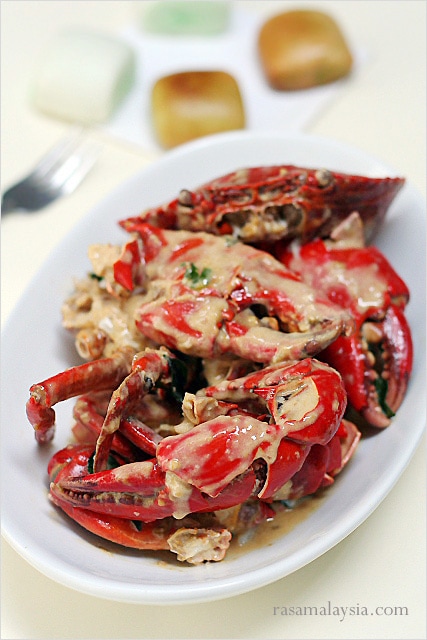 Creamy Butter Crab recipe - The basic ingredients consist of butter, evaporated milk, bird’s eye chilies, and curry leaves. | www.666630.xyz