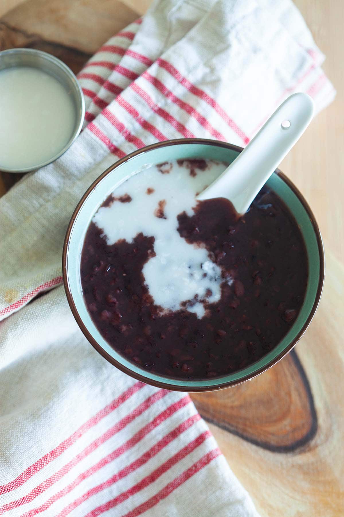 Black sticky rice or bubur hitam (bee koh moy) using black glutinous rice.