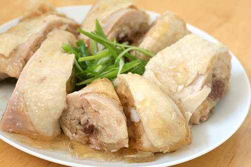 Drunken chicken is a Shanghainese cold dish where chicken is steeped in rice wine, hence 'drunken chicken.' This drunken chicken recipe is by Nook & Pantry. | www.666630.xyz