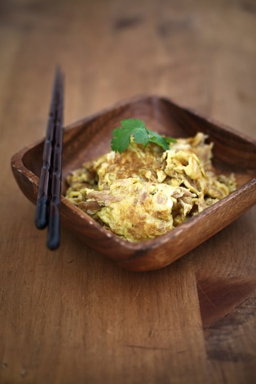 Fried eggs with preserved turnip is a simple omelet dish made with eggs and preserved turnip. This recipe is especially good with porridge or congee. | www.666630.xyz