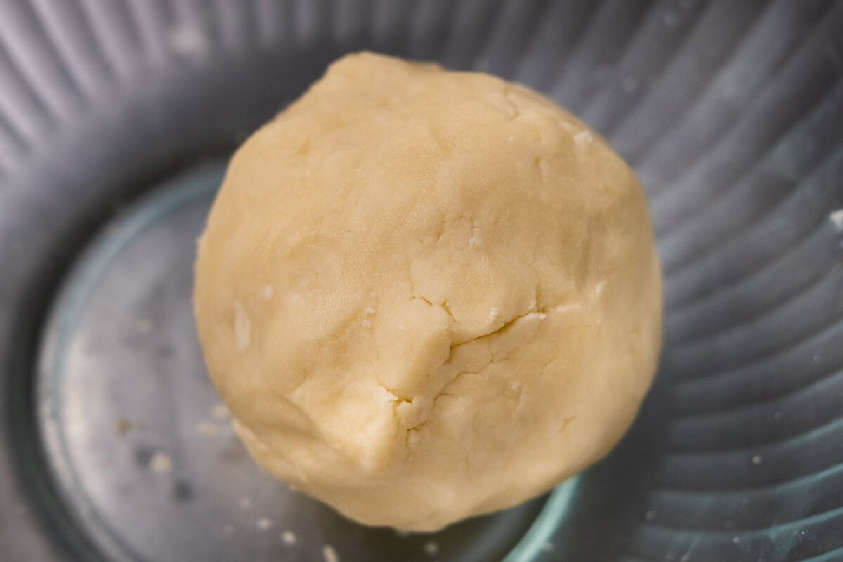 Curry puff pastry made with oil dough. 