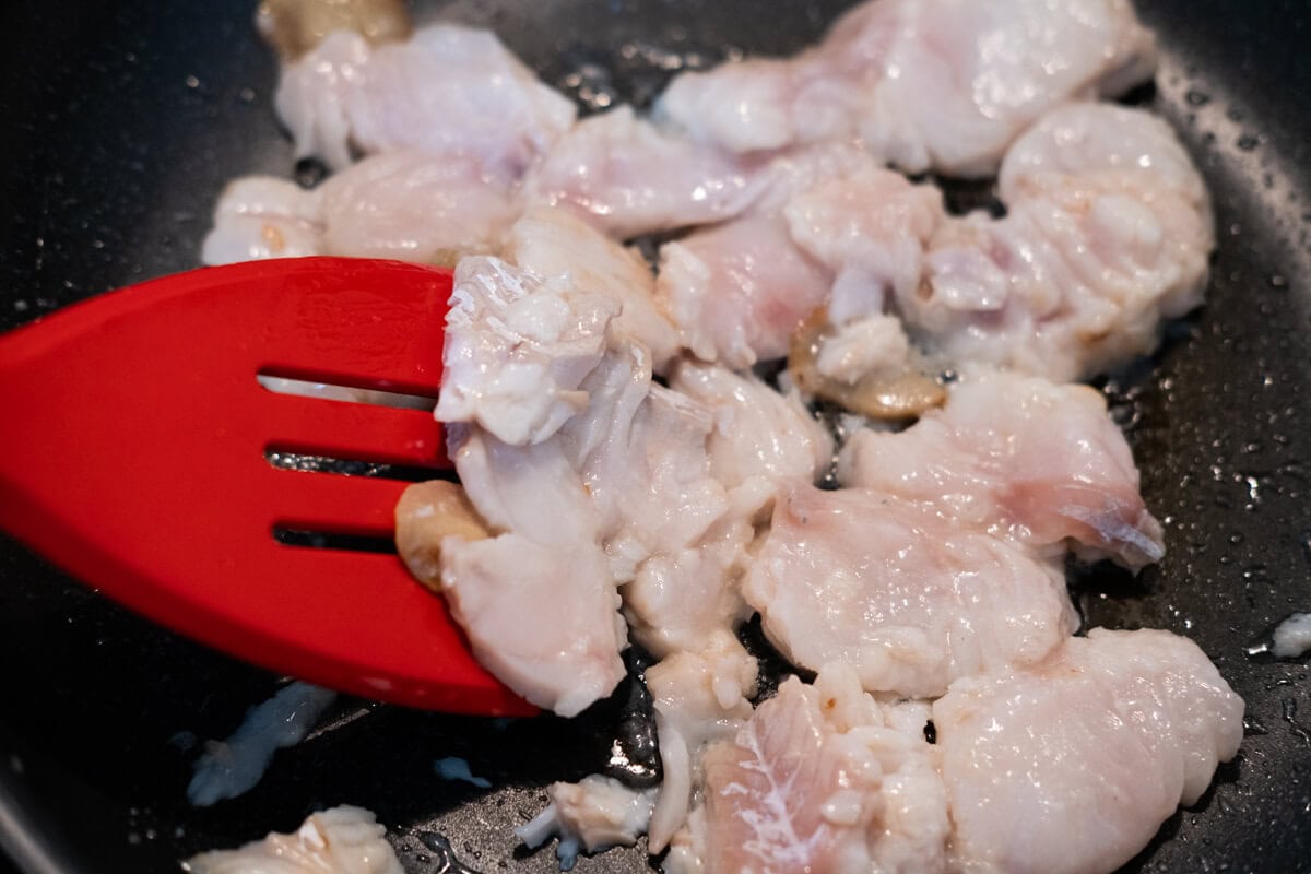 Stir-fry the ginger slices in a wok, then add the fish and cook until it is half-cooked.