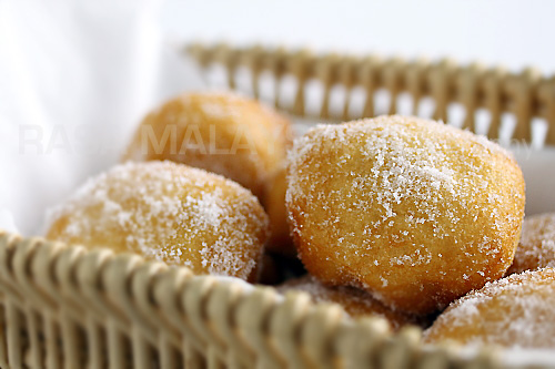 Cheater Donuts using Pillsbury biscuits. Fluffy, light, pillowy and oh-so-YUM. These sugared Pillsbury biscuits are the BEST! | www.666630.xyz