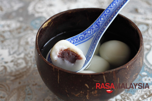 Red bean dumpling (红豆汤圆) – The red bean paste is encased in sticky rice balls, boiled, and then served in ginger syrup. It’s a wonderfully refreshing dessert that anyone can make. | www.666630.xyz