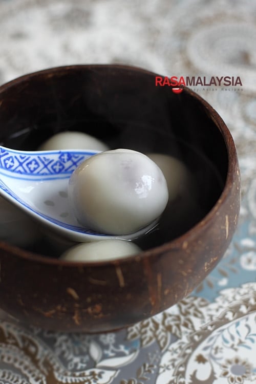 Red bean dumpling (红豆汤圆) – The red bean paste is encased in sticky rice balls, boiled, and then served in ginger syrup. It’s a wonderfully refreshing dessert that anyone can make. | www.666630.xyz