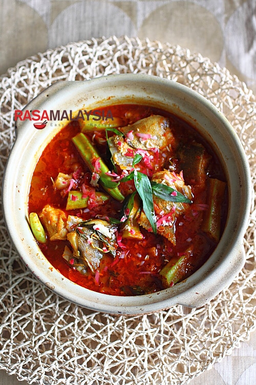 Curry Fish Head recipe - a mean pot of curry and goes very well with steamed white rice. | www.666630.xyz