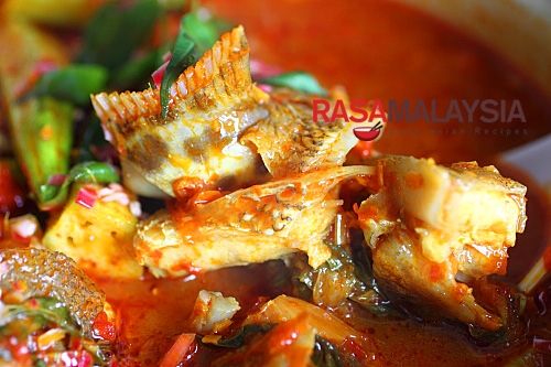 Curry Fish Head recipe - a mean pot of curry and goes very well with steamed white rice. | www.666630.xyz