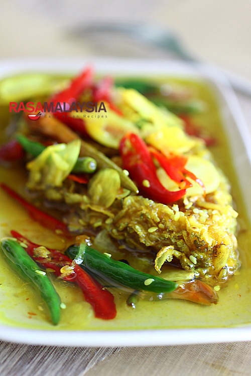 Nyonya Acar Fish recipe - This mouthwatering and super delicious fish, is a much celebrated Nyonya recipe. Everyone in my family loves this concoction of deep-fried fish pickled with a turmeric-vinegar base, spiced with garlic, ginger, and chilies. | www.666630.xyz