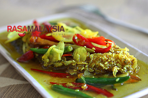 Nyonya Acar Fish recipe - This mouthwatering and super delicious fish, is a much celebrated Nyonya recipe. Everyone in my family loves this concoction of deep-fried fish pickled with a turmeric-vinegar base, spiced with garlic, ginger, and chilies. | www.666630.xyz