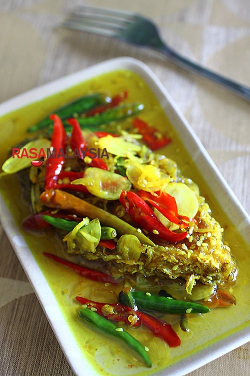 Nyonya Acar Fish recipe - This mouthwatering and super delicious fish, is a much celebrated Nyonya recipe. Everyone in my family loves this concoction of deep-fried fish pickled with a turmeric-vinegar base, spiced with garlic, ginger, and chilies. | www.666630.xyz