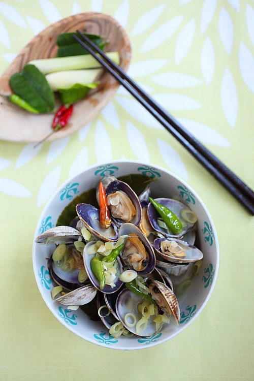 Thai-style Steamed Clams - this dish is everything Thai food is all about: hot, sour, aromatic, and addictive! | www.666630.xyz