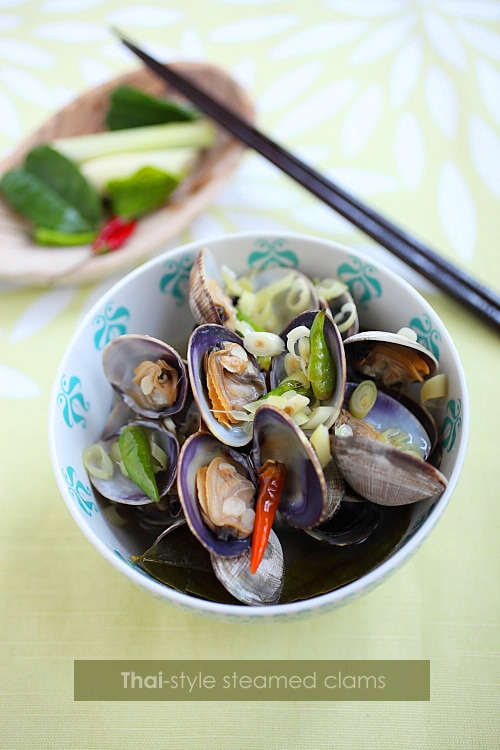 Thai-style Steamed Clams - this dish is everything Thai food is all about: hot, sour, aromatic, and addictive! | www.666630.xyz