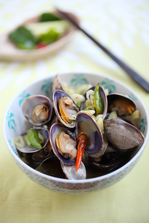 Thai-style Steamed Clams - this dish is everything Thai food is all about: hot, sour, aromatic, and addictive! | www.666630.xyz