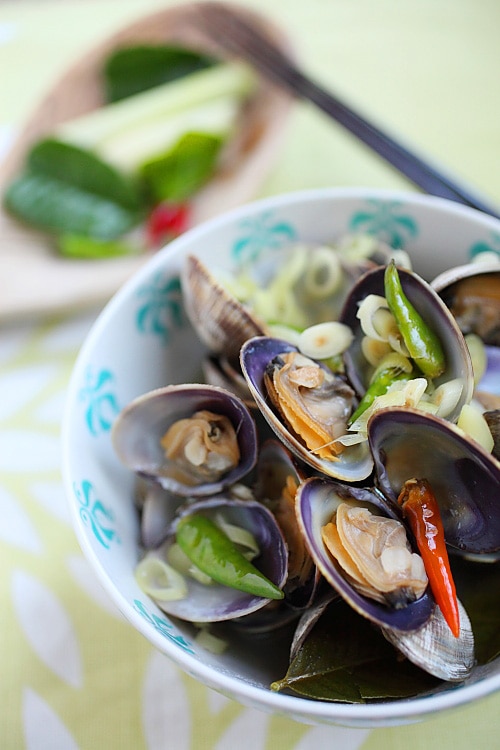 Thai-style Steamed Clams - this dish is everything Thai food is all about: hot, sour, aromatic, and addictive! | www.666630.xyz