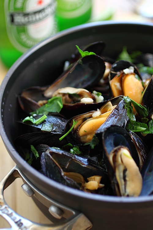 Easy and tasty steamed mussels in beer and garlic herb, ready to serve.