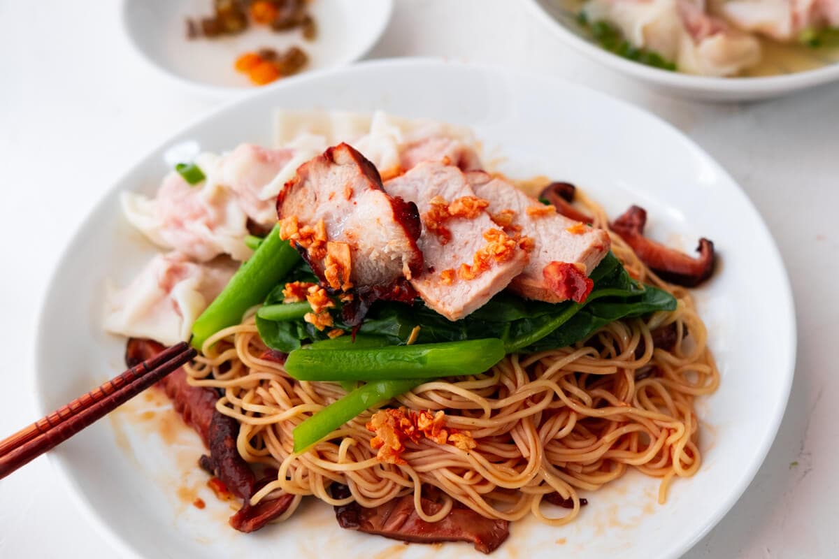 Combine cooked noodles, choy sum, siu pork, and wontons in a serving plate. 