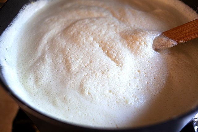 Boiling soy milk in a pot.