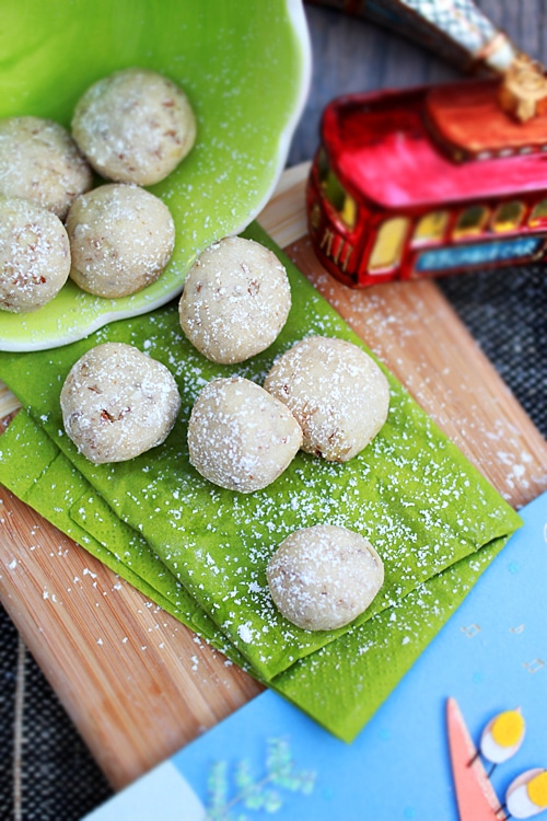 Easy and delicious homemade festive pecan sandies made with loads of pecan dusted with powdered sugar.