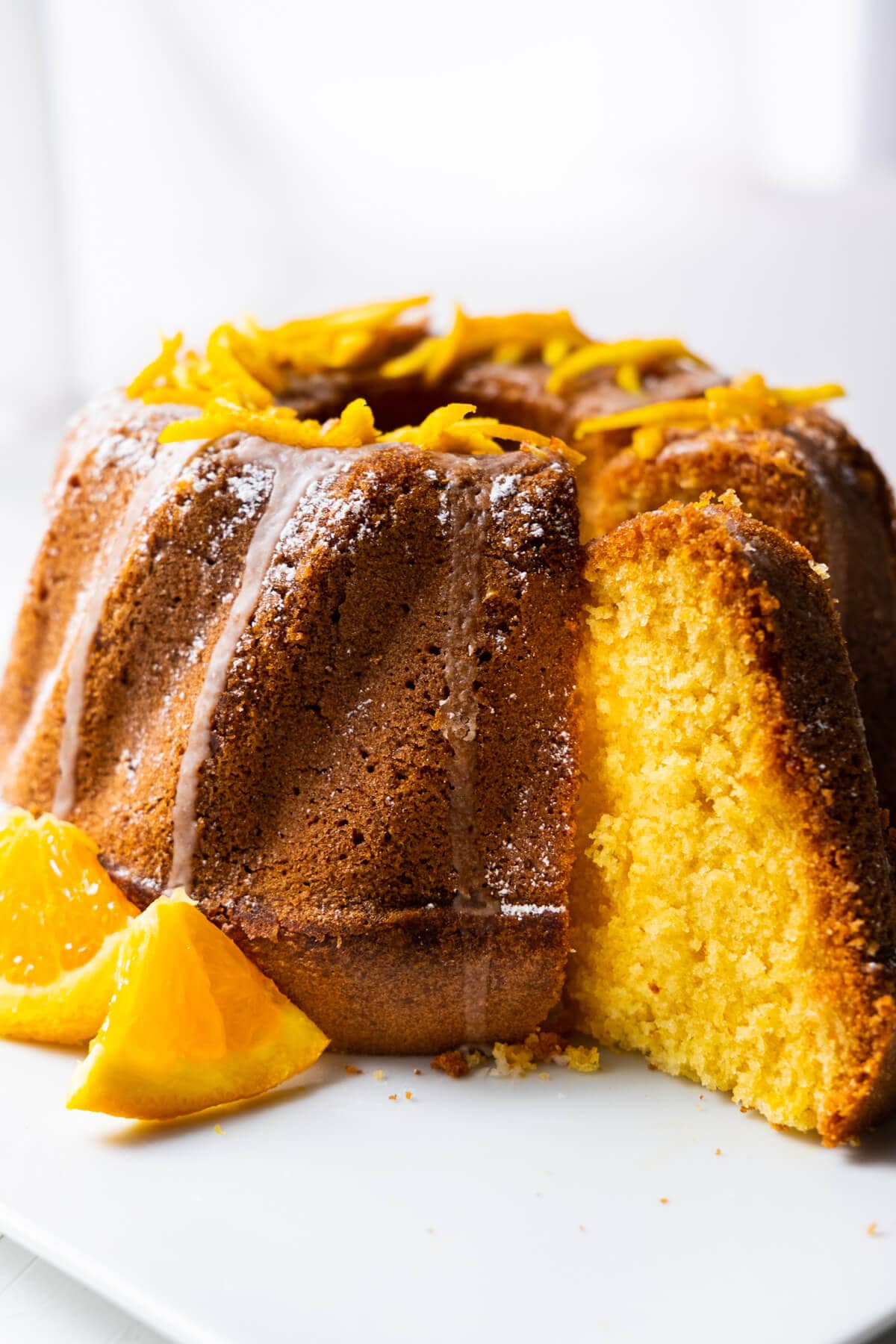 Best Sicilian orange cake served with orange slices. 