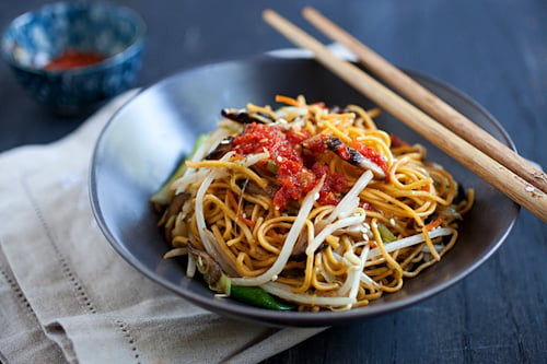 Easy and healthy homemade Chinese vegetable chow mein with mushrooms and garlic chili sauce ready to be served.