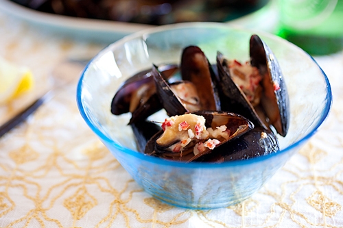 Easy and quick grilled mussels with beer and lemongrass recipe.