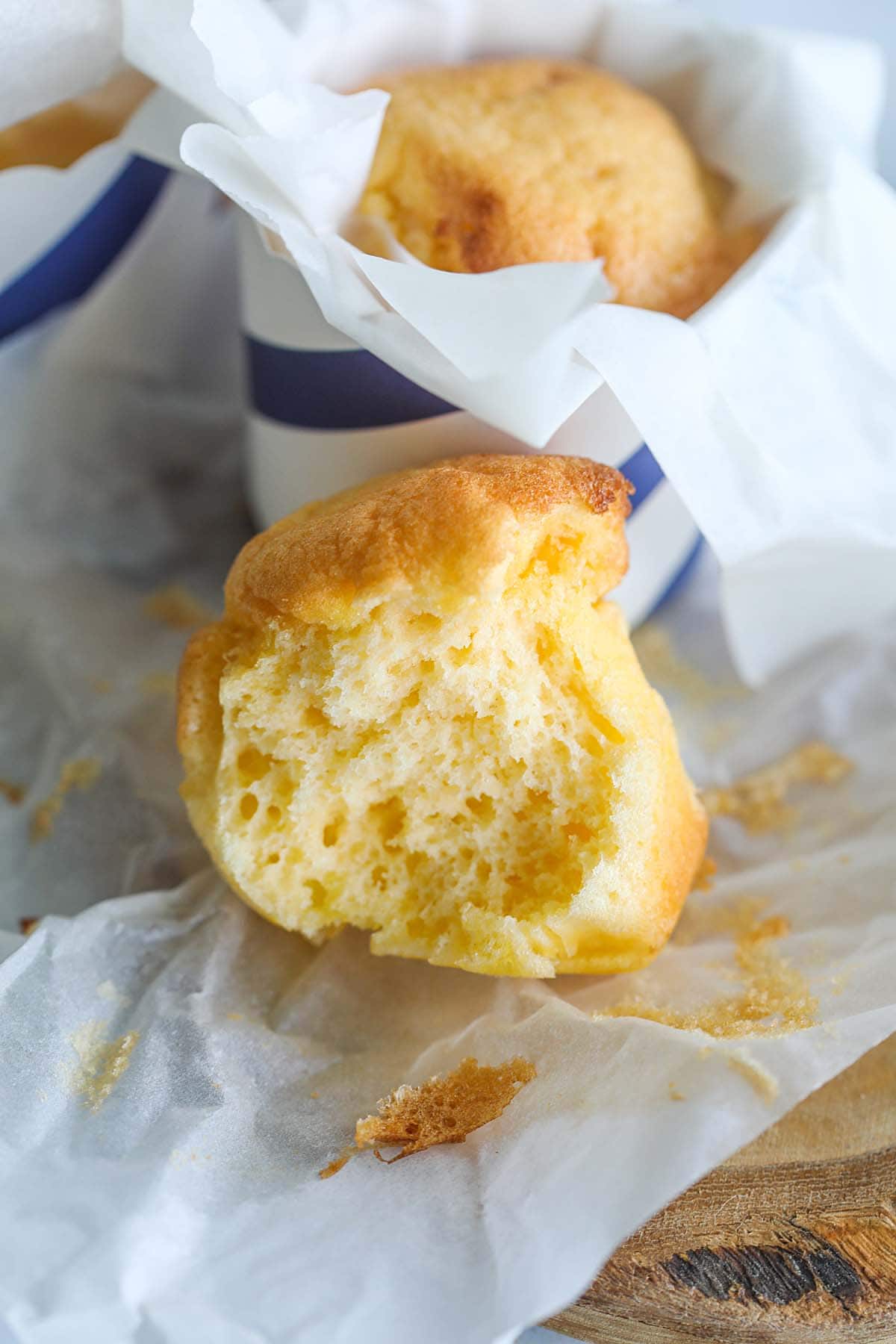 Easy mini sponge cake in paper cups.