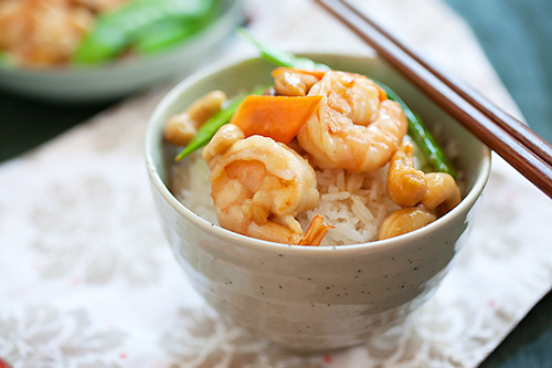 Easy and tasty homemade stir fry cashew nuts with shrimps in Chinese sauce, served with a bowl of rice.