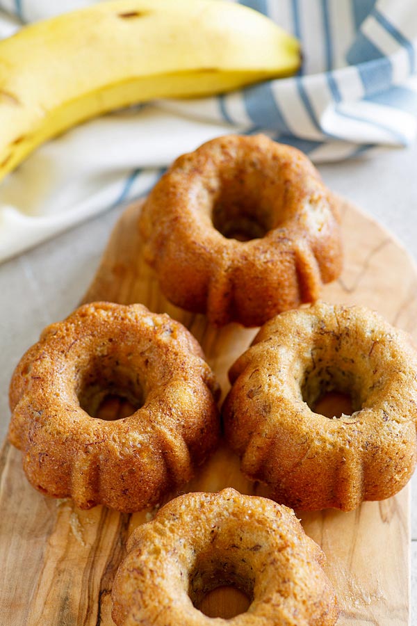 Easy and quick homemade Banana Bundt Cake recipe.