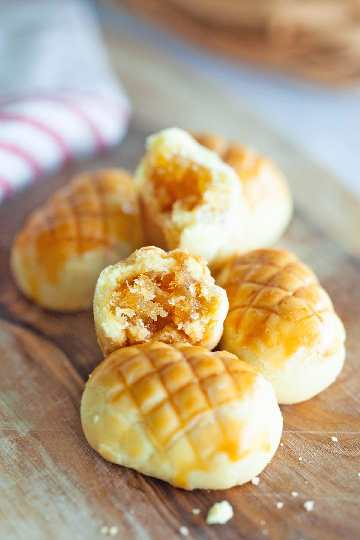 Cookie with a pineapple filling, in a buttery and crumbly pastry.