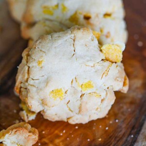 Peanut and cornflake cookies