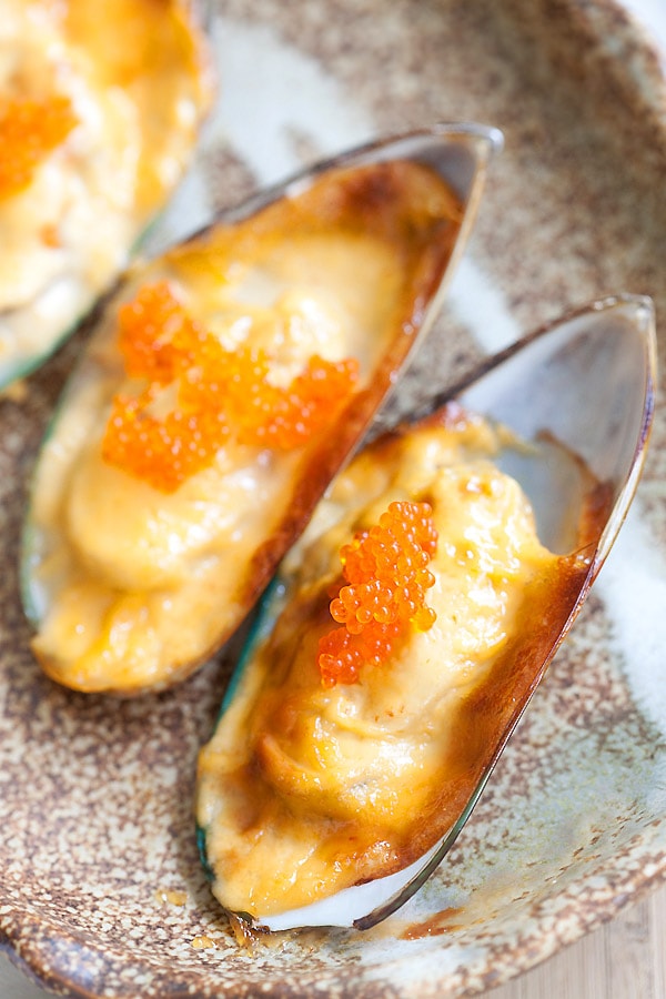 Close up cheese-mayo mussels topped with tobiko.