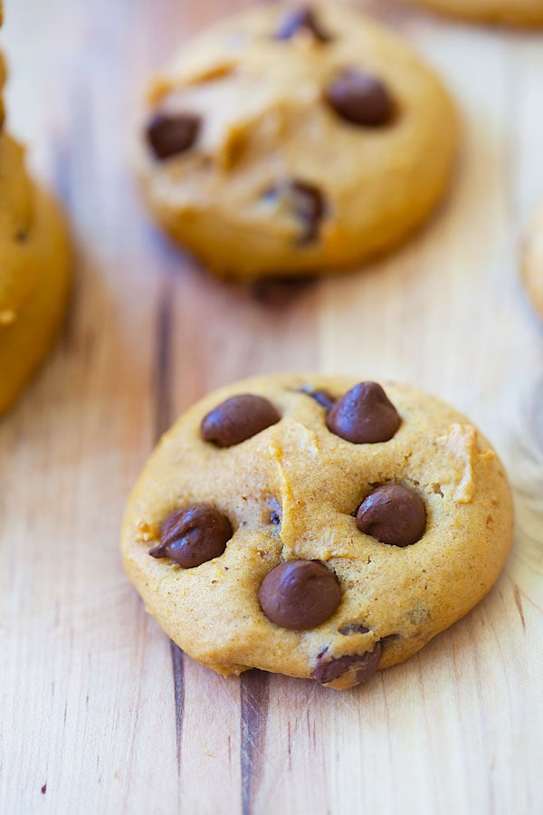 Easy and healthy homemade pumpkin and chocolate chips cookies.