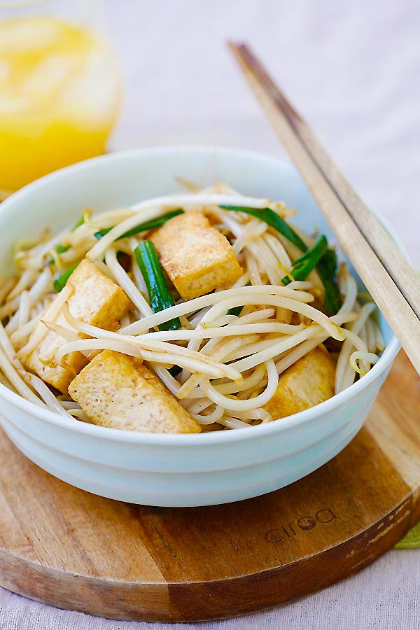 Bean sprouts in a bowl.