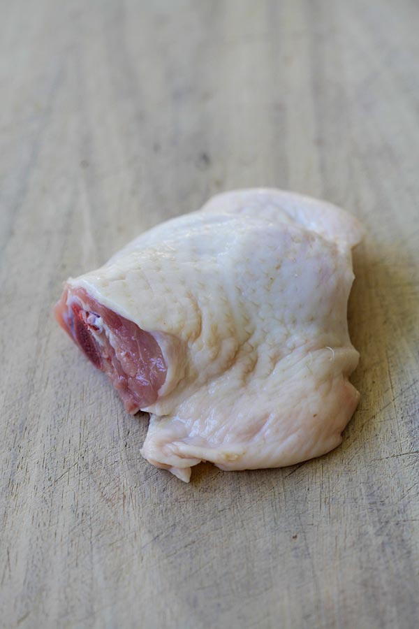 Learn the easy step-by-step to debone chicken thighs so you keep the skin on, but with no bones | www.666630.xyz