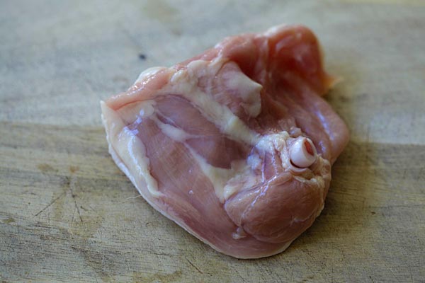 Learn the easy step-by-step to debone chicken thighs so you keep the skin on, but with no bones | www.666630.xyz