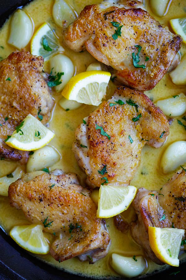 Creamy delicious skillet chicken with creamy lemon garlic sauce.