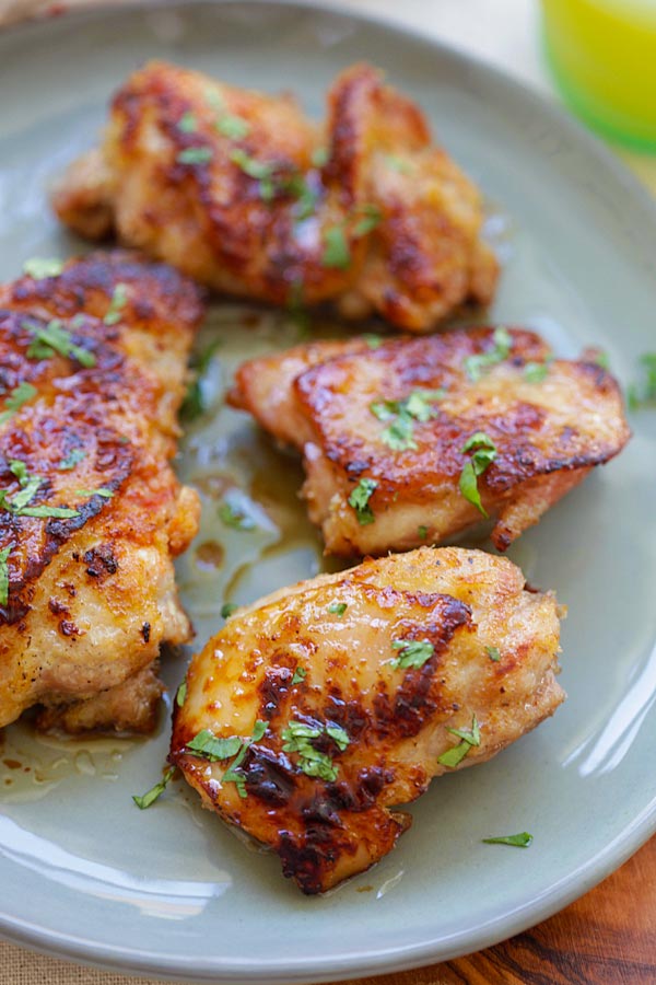 Skillet chicken marinate with lemongrass, salt and honey.