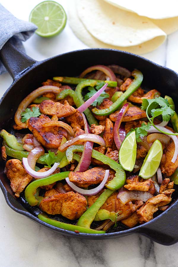 Easy Juicy Mexican chicken fajita with Fajita seasonings, bell peppers and onions recipe.