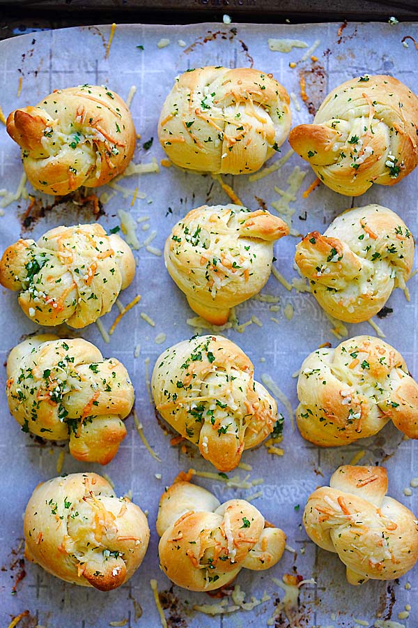 Easy homemade garlic Parmesan dinner rolls.