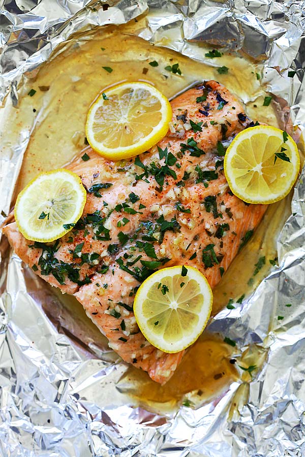 Easy and quick garlic lemon butter salmon in aluminium foil.