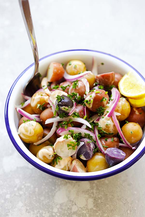 Easy and healthy homemade baby potato salad with onions, sriracha and mayo sauce.