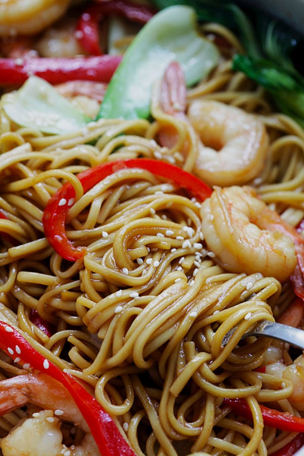 Lo mein noodles with shrimp garnished with white sesame. 