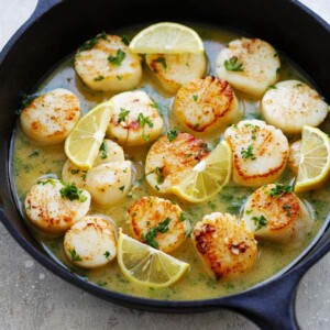 Garlic Butter Scallops with Lemon Sauce