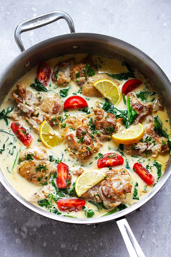 Easy and quick chicken skillet recipe in creamy, lemony and cheesy white sauce, with spinach and tomatoes.