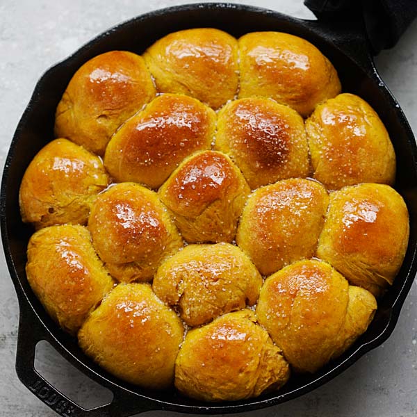 Pumpkin Dinner Rolls