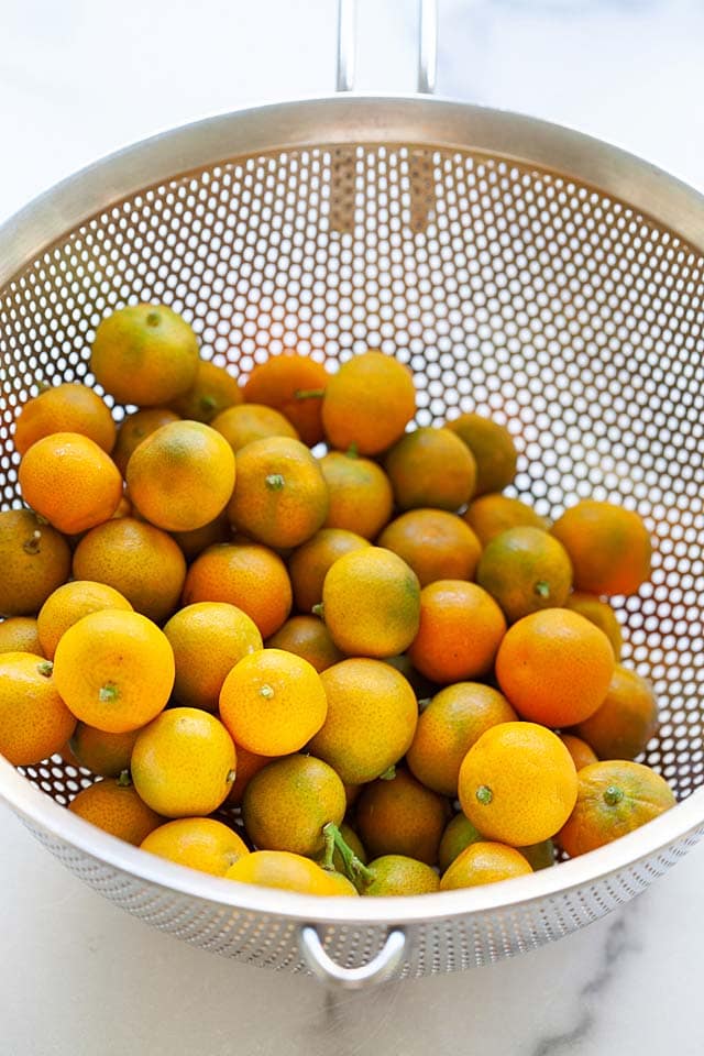 Calamansi in a colander.